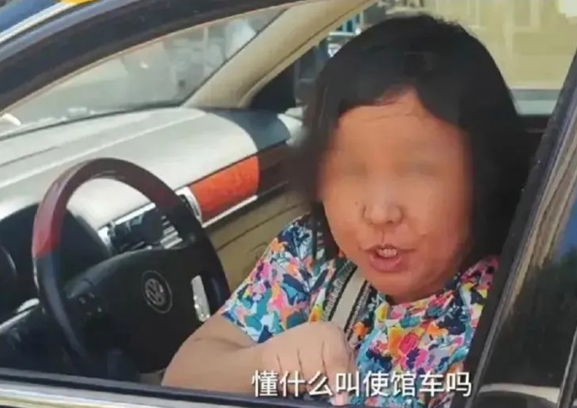 北京悬挂使馆车牌的黑色大众轿车违停堵路在道路中间，导致后面的车辆无法顺利通过造成