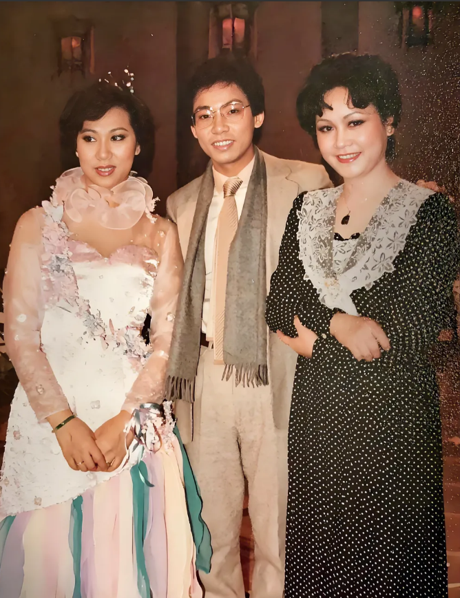 右边这位女士，是著名歌唱家李谷一，她也是流行歌坛举足轻重的实力派唱将。演唱的《乡