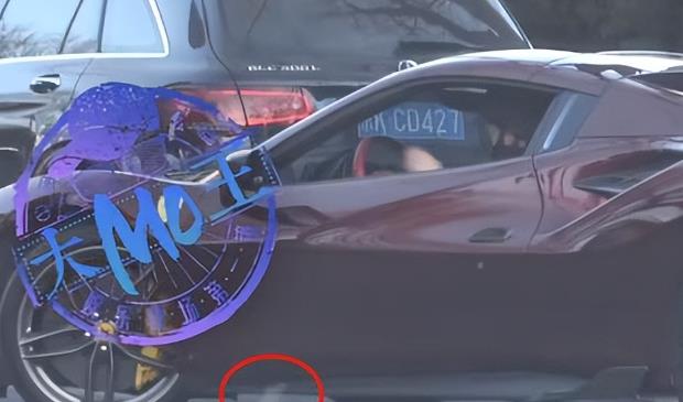 知名男星张若昀被曝随地乱丢烟头，随后张若昀道歉，称会改正错误！
 
有人说虽然艺