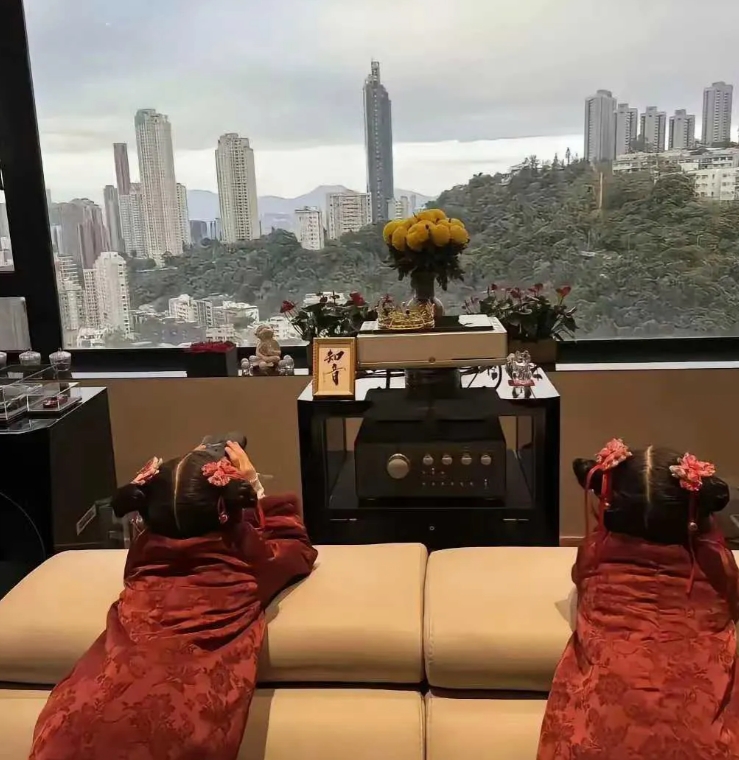 偶然刷到郭富城山顶豪宅的照片，那视野简直绝了！站在窗前，城市的繁华尽收眼底，与城