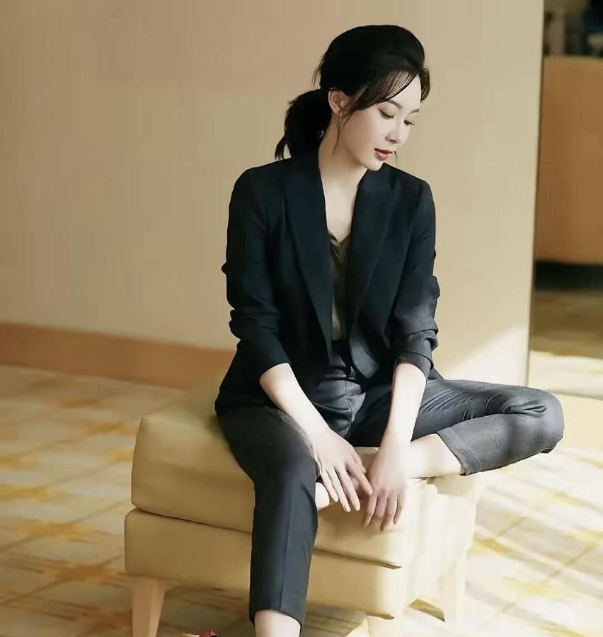 陈数真是太美了！美得不可方物！
气质美，身材美，演技在线，美得有深度！
无论是职