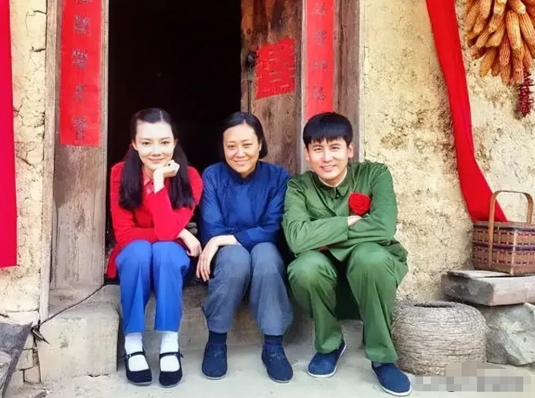 右边的是演员于晓光，中间的是老戏骨王丽云，左边的女孩子是谁？扎着两个大辫子真好看