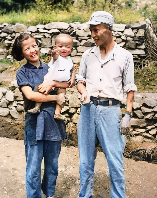 军区司令员的妻儿竟然穿着草鞋！1942年的华中地区，日寇正在集中力量对我军的有生