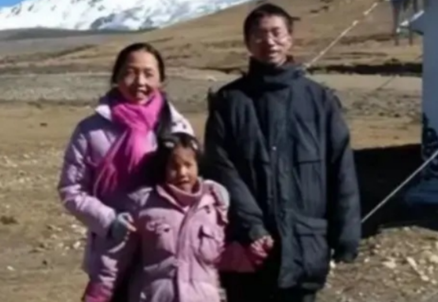 2000年，四川一女老师的丈夫说要带她去旅游，可谁知旅游刚结束，丈夫就望着周围荒