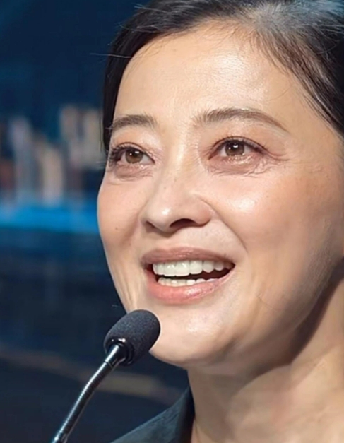 梅婷现在确实不再是小姑娘的模样了，上了年纪的她，脸上也有了岁月的痕迹。但咱得说，