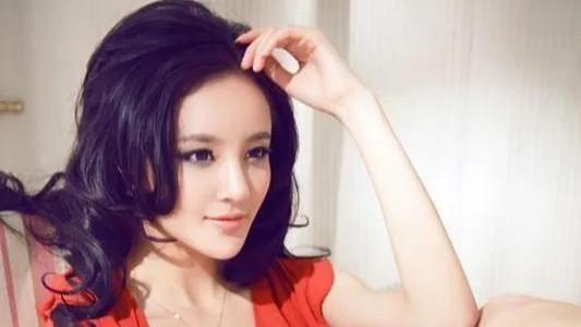 刘雨欣：丈夫哺乳期出轨张檬，她带女儿移居美国，离婚8年后成好莱坞高管
