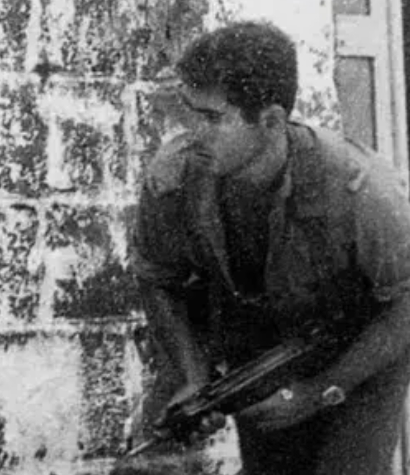 伊朗昨天通过真主党发射无人机，想干掉内塔尼亚胡，没有成功！这个人从年轻到现在就一