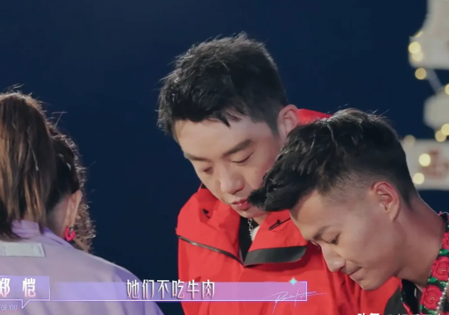 开饭前，着急吃饭的阿Sa问着摊主:“这个是什么？”

摊主不是很确定:“这个是猪