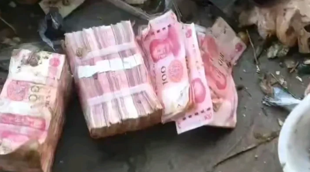 青岛，一对小情侣取出积攒多年的23万元现金，打算回老家定亲结婚。
因为女朋友已经
