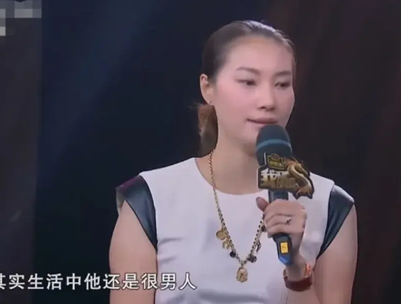 主持人：“林丹我们在场上看到霸气对不对，生活中霸气吗？”
谢杏芳：“其实生活中他