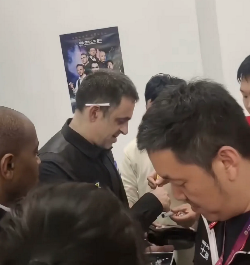 奥沙利文不管谁递烟都接着，一点也不客气，本来烟瘾就大，来中国一趟，香烟估计尝了个