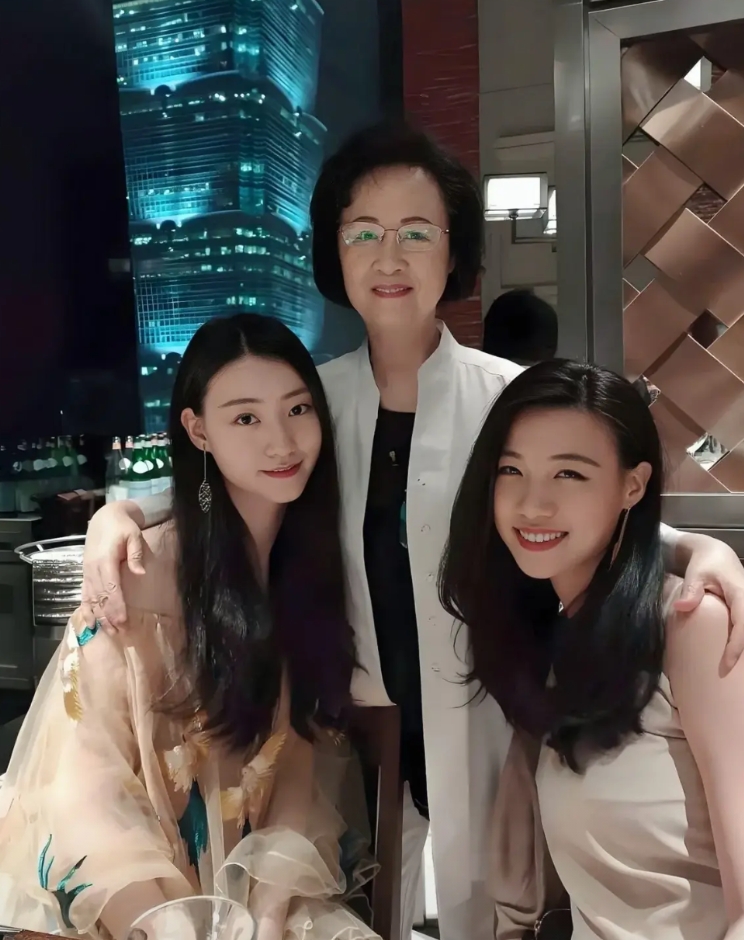 琼瑶的两个宝贝孙女陈可柔、陈可嘉都有男朋友了。左边琼瑶搂着的是陈可嘉，五官大气，