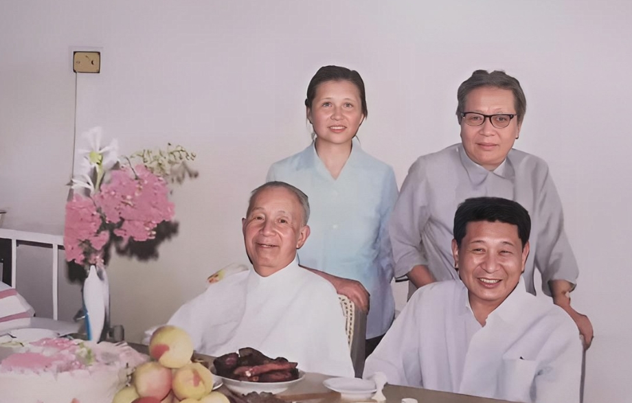 1981年，粟裕74岁生日时，钟期光夫妇看望他的珍贵照片。彼时粟裕因身体染疾住在