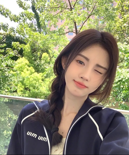 鞠婧祎俏皮灵动