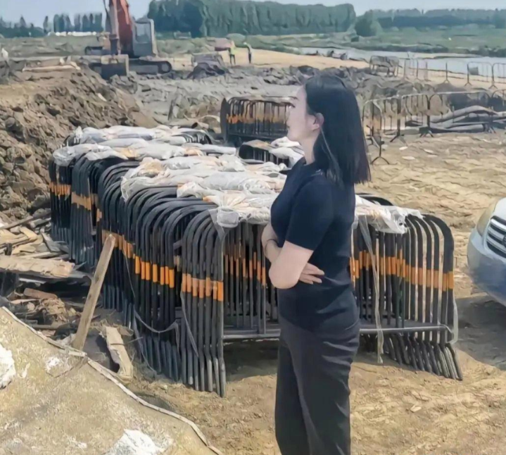 我们工地上监理，她来了大伙都不敢吭声。