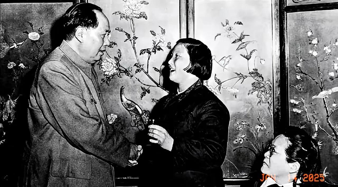 记忆中的一张照片。
这是一张毛主席接见劳模龙冬花时，留下的一张照片，劳动最光荣