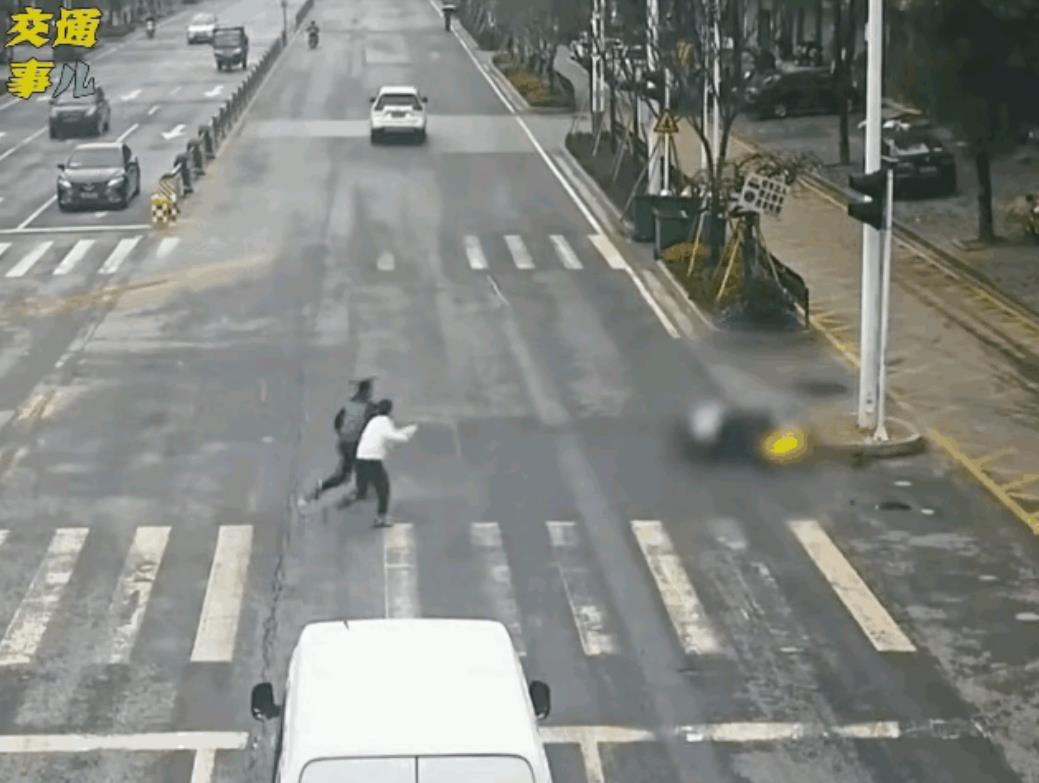 家长的心也太大了吧！居然让这么小的孩子，在车来车往的马路上，自行玩脚踏板。
视频