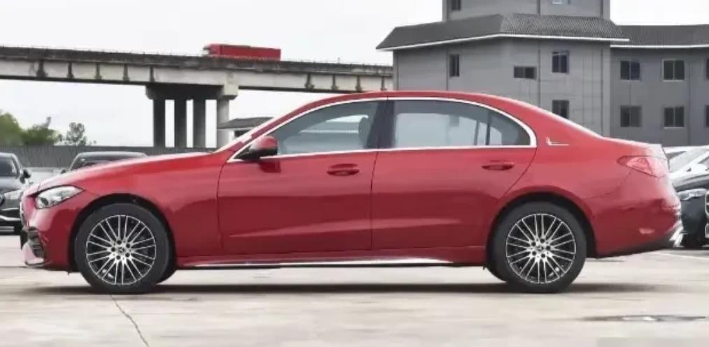 “妙不可言！”2024年7月，浙江杭州，一女子花36万元买了一辆奔驰汽车，买回后