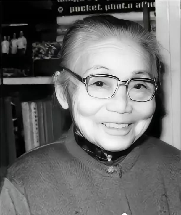 1925年，苏州豪门潘祖年病重。临终前，他支开旁人，只留下20岁的孙媳妇，厚着脸