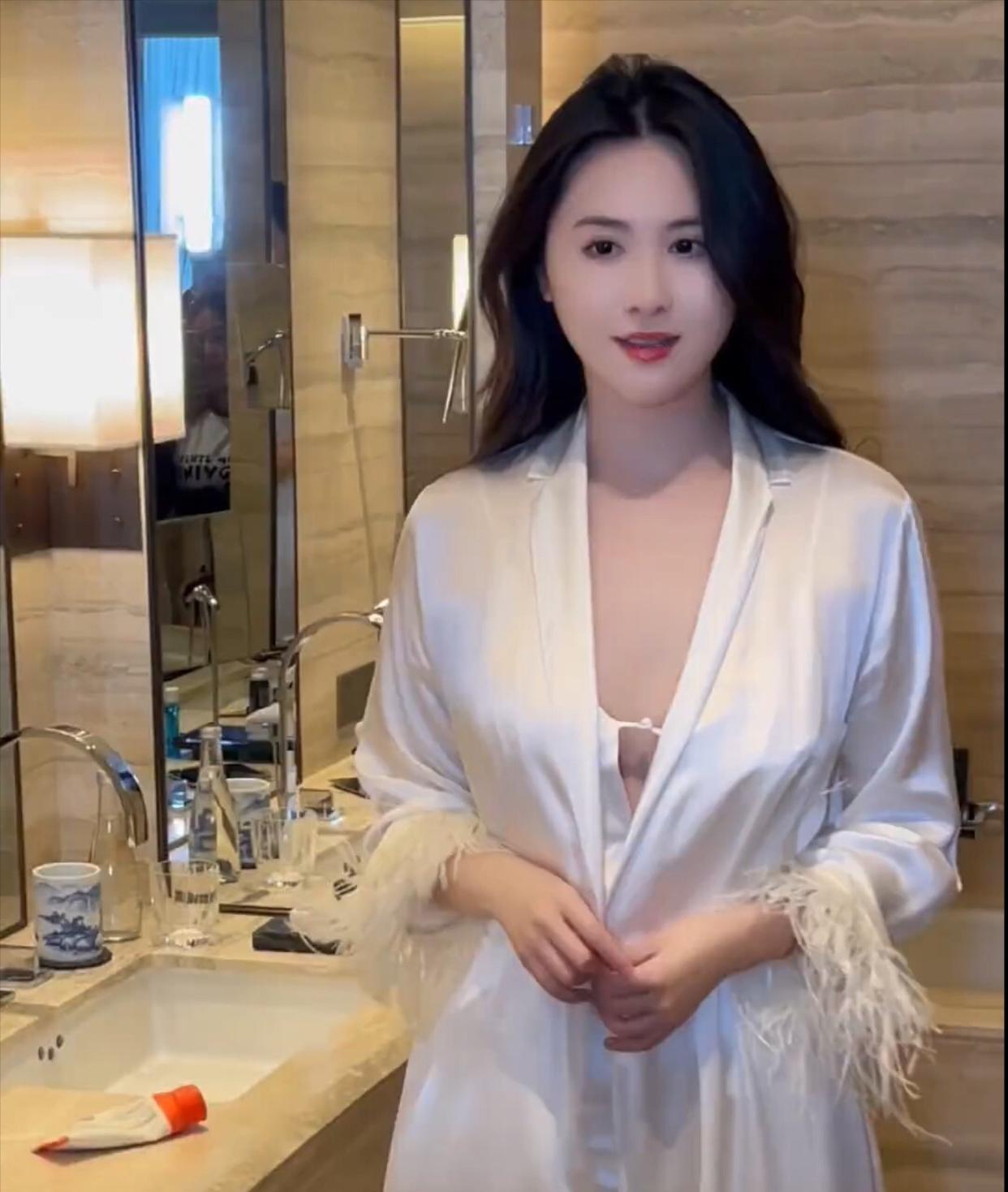 一个人的日子，简单又快乐！每天下班回来，吃完饭，把自己洗刷完毕，就可以躺在床上刷