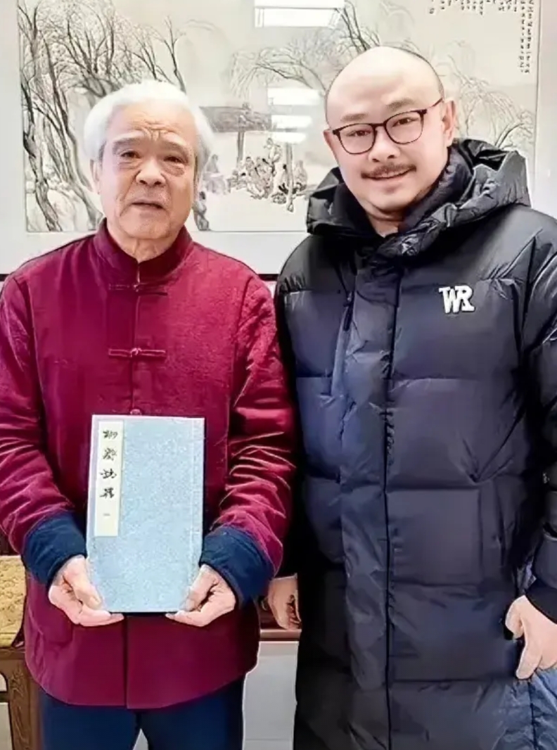 刚在网上刷到一张照片，这次刀郎先生在济南开演唱会，特意拜访了蒲松龄的后人，两位先