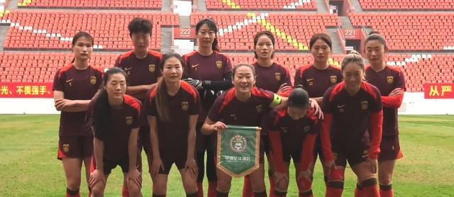 中国女足挑战男足，教学赛展现拼搏精神