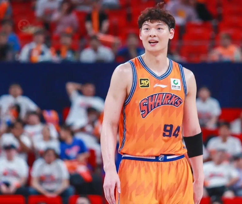 上海133:131同曦，对上海队员评价如下:
1，洛夫顿:满分
前半段刷助攻，后