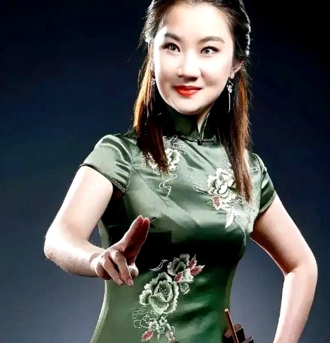 郭德纲直播间这回彻底玩脱了！陶阳姐姐陶婉岚临时顶班当起主持人，没想到比德云社专业