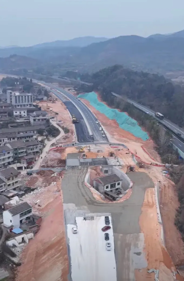 “金溪之眼”即将完工，儿媳妇爆料。
金溪绕城公路施工现场正在进行最后的冲刺，钉子