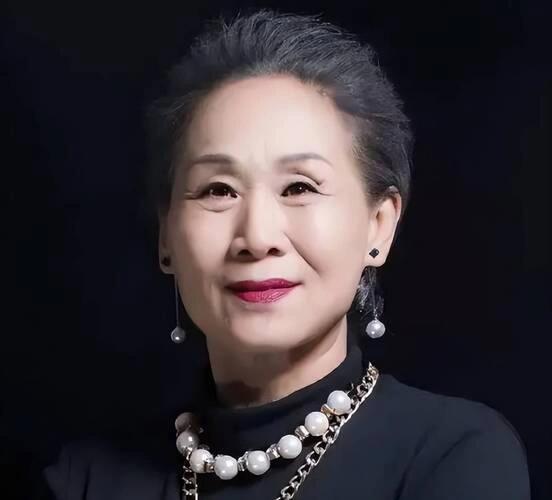 苇青是一位备受尊敬的中国内地女演员