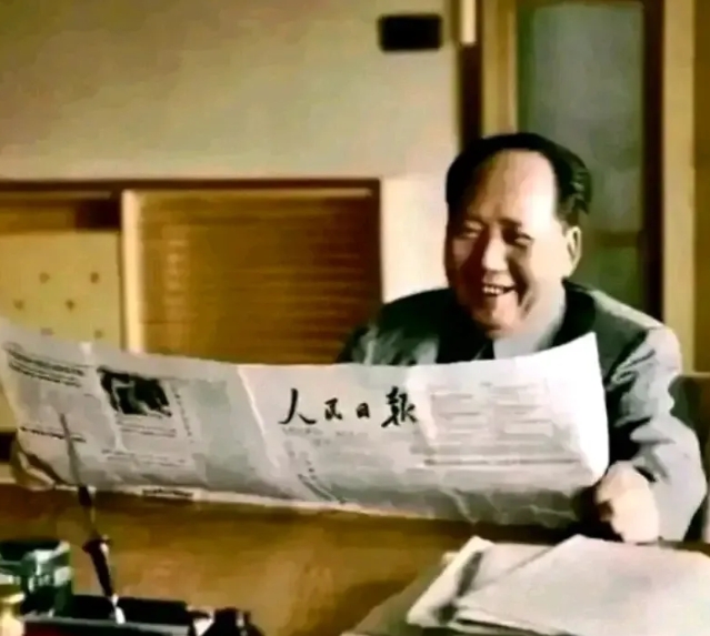 60年代初，毛泽东主席正在看人民日报，他坐在办公桌前。

当看到报纸上刊登的喜讯