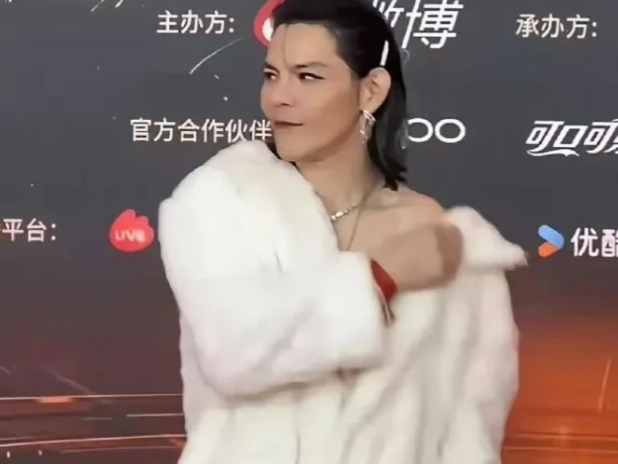向佐这打扮一点也不像个父亲...