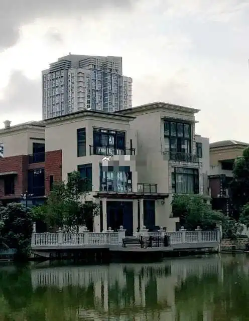 千万不要买别墅，对普通人来说简直是遭罪。

我堂哥和堂嫂都是公务员退休，唯一的姑