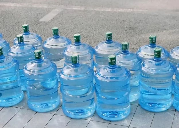 长期自己烧水喝的人和经常买桶装水喝的人，谁更健康？现在很多人认为，喝烧开的自来水