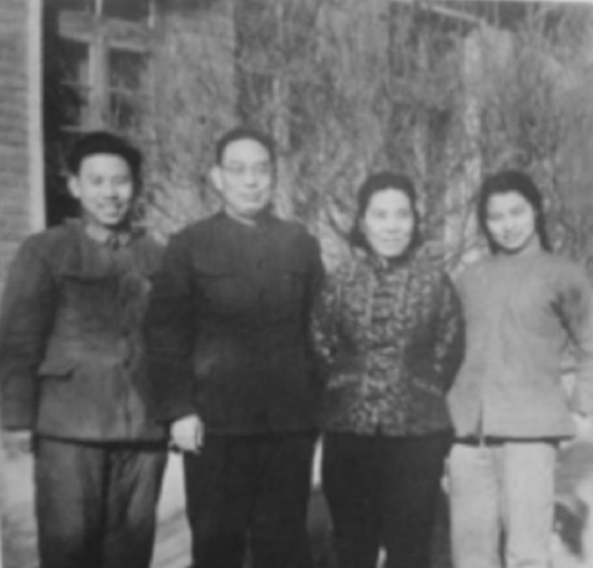 1969年，许光达逝世后，有人请示骨灰安置何处，主席：放到它应该放的地方。


