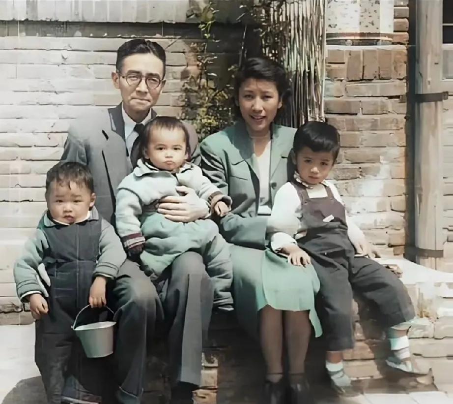 1960年，梁思成与儿媳周如枚、孙子梁鉴及外孙于江、于晓东合影！1955年，梁从