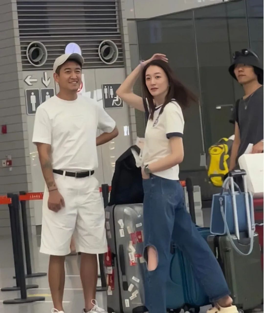 这是极品中的极品吗？
她私下真的没有一点儿明星包袱，打扮休闲随意，素颜也超级美！