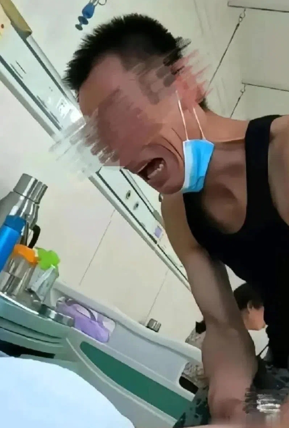 在广东某医院，一位陷入绝境的父亲，在女儿的病床前心如刀绞，终于无法承受，轻轻拉下