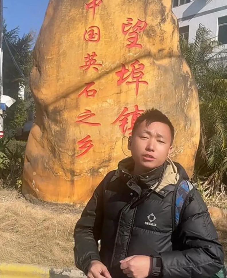 男子徒步从深圳回湖南老家过年
12天走了400公里，目前已经到了郴州，他家是衡阳