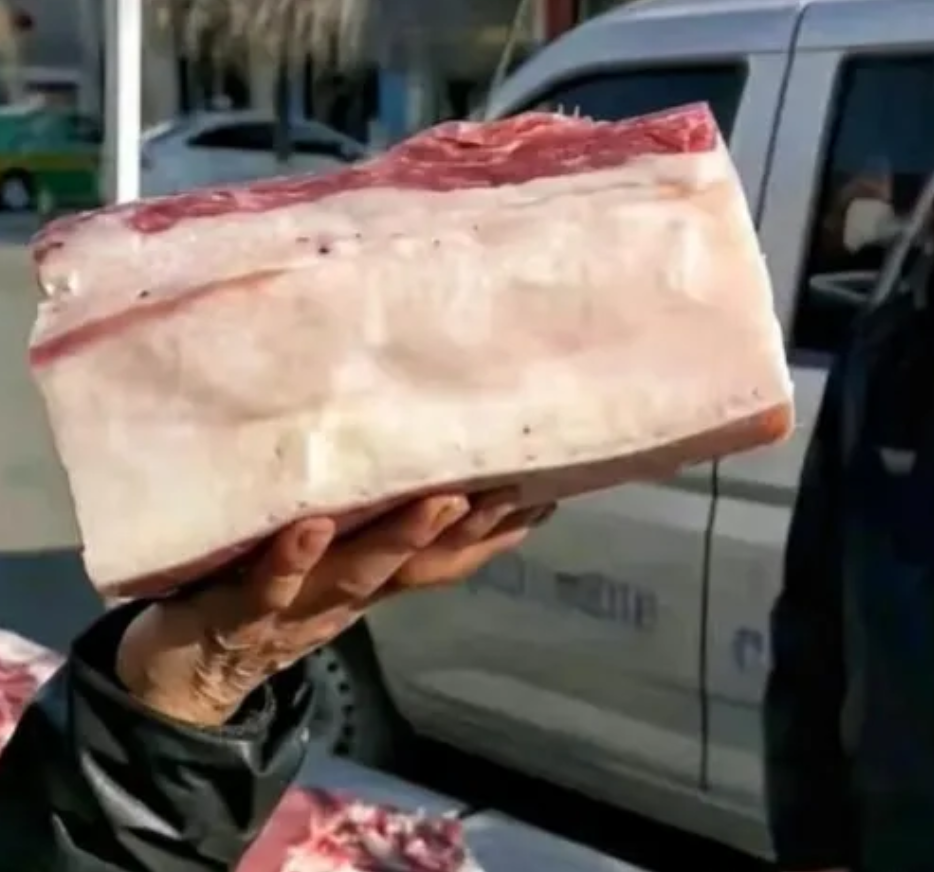 大爷说这是不喂饲料的土猪，一点也不肥。