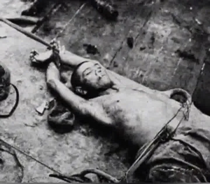 这张照片拍摄于1935年，福建连城县，沈邦翰被叛徒出卖，不幸被捕入狱后被敌人酷刑