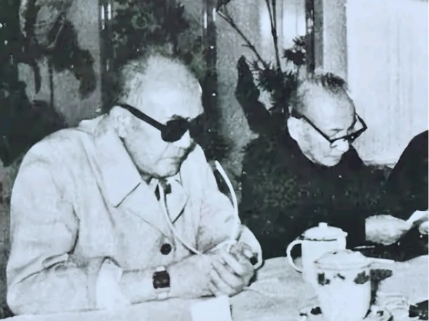 80年代，两位领导人在纪律检查委员会的一次会议上，左边是黄克诚大将，当时已经80