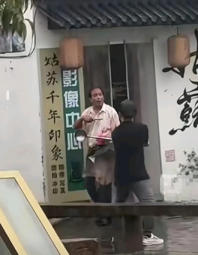 9月11日，江苏苏州平江路发生一起持刀伤人事件。一名穿碎花裙的女生见状，用伞奋力
