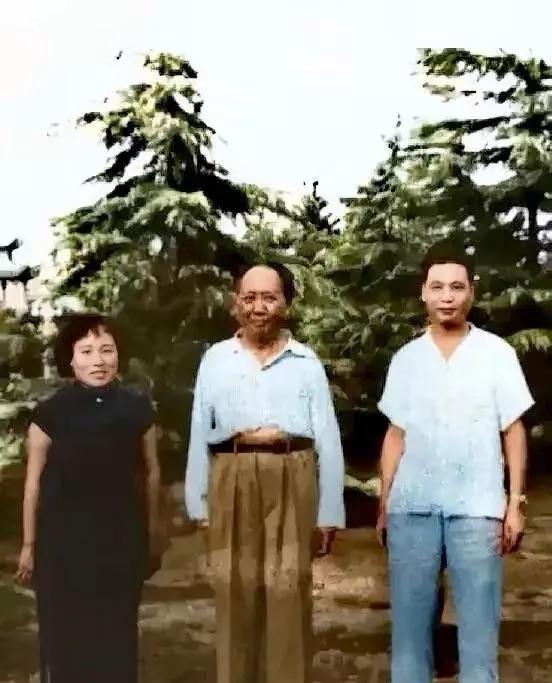 1954年，毛主席在杭州时，与时任浙江省公安厅长王芳及夫人刘馨夫妇在杭州西子宾馆