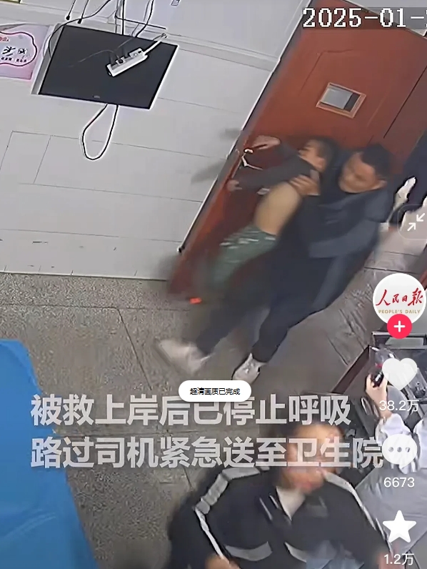一个小男孩骑自行车溺水，被路过村民发现救上岸之后已经没了呼吸和心跳，第一时间送到