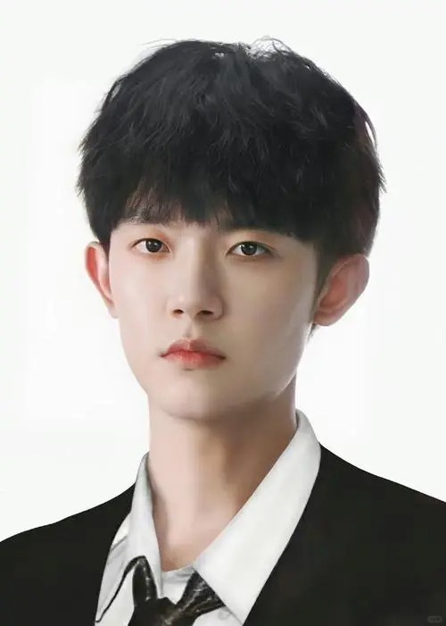 李明德：演技派新星，颜值与实力并存
在一个艺术氛围浓厚的家庭中成长，李明德从小就