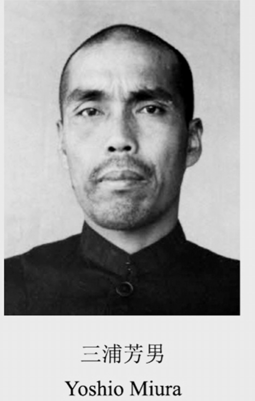 1942年，一个鬼子在杀害一位中国农民时，为了找点乐子，便把毛巾盖在了农民的脸上
