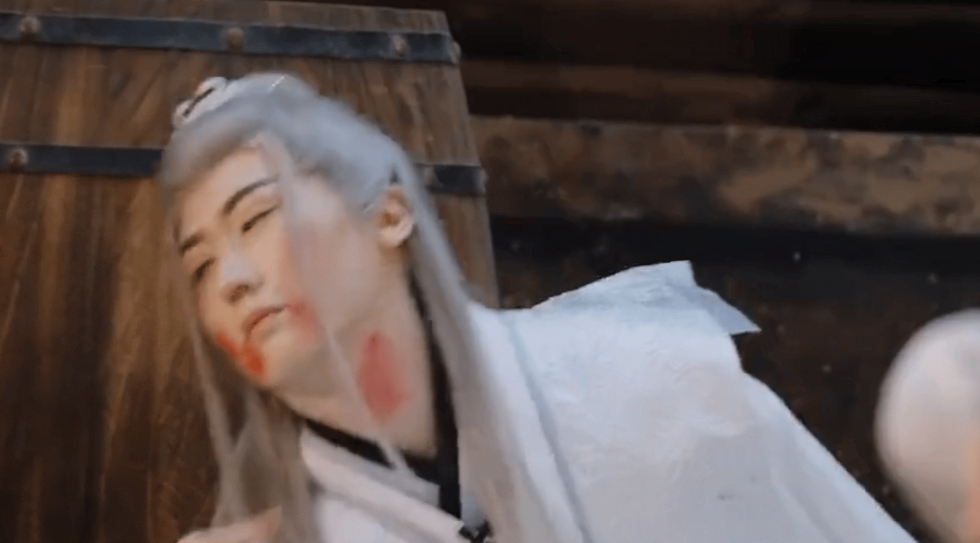 不敢睁开眼
希望是我的幻觉
杨子去演纣王了
刘梓晨去演相柳了
一个比一个辣眼
还