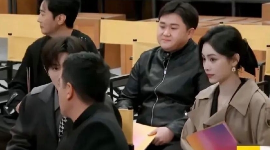 王佑硕，太敢了。
2月14日，王佑硕在节目里看到杨子，马上凑过去问杨子“你们那个