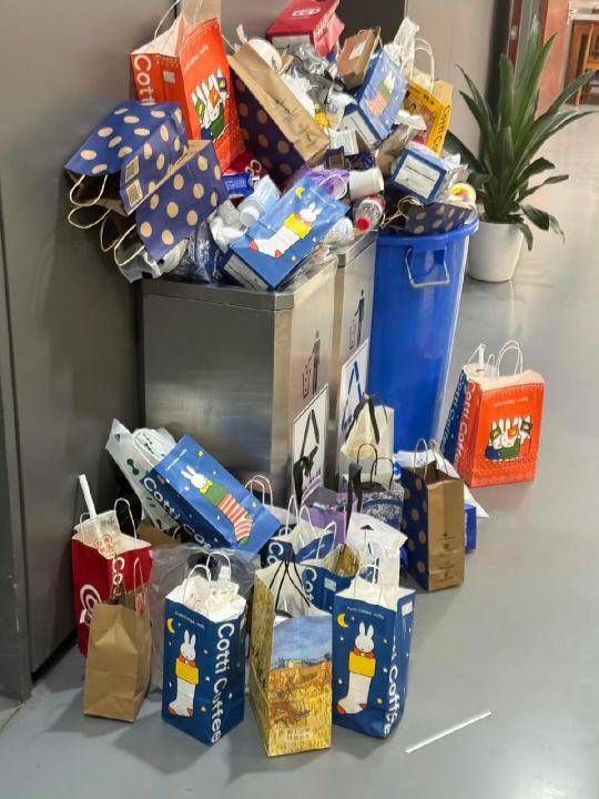 期末了，咖啡店也挺忙的